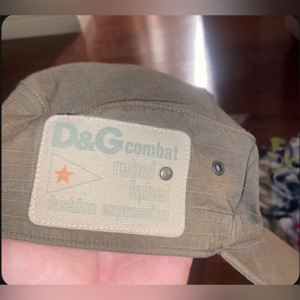 ISO D & G Cap Aso Jessica Simpson - Picture 3 of 5